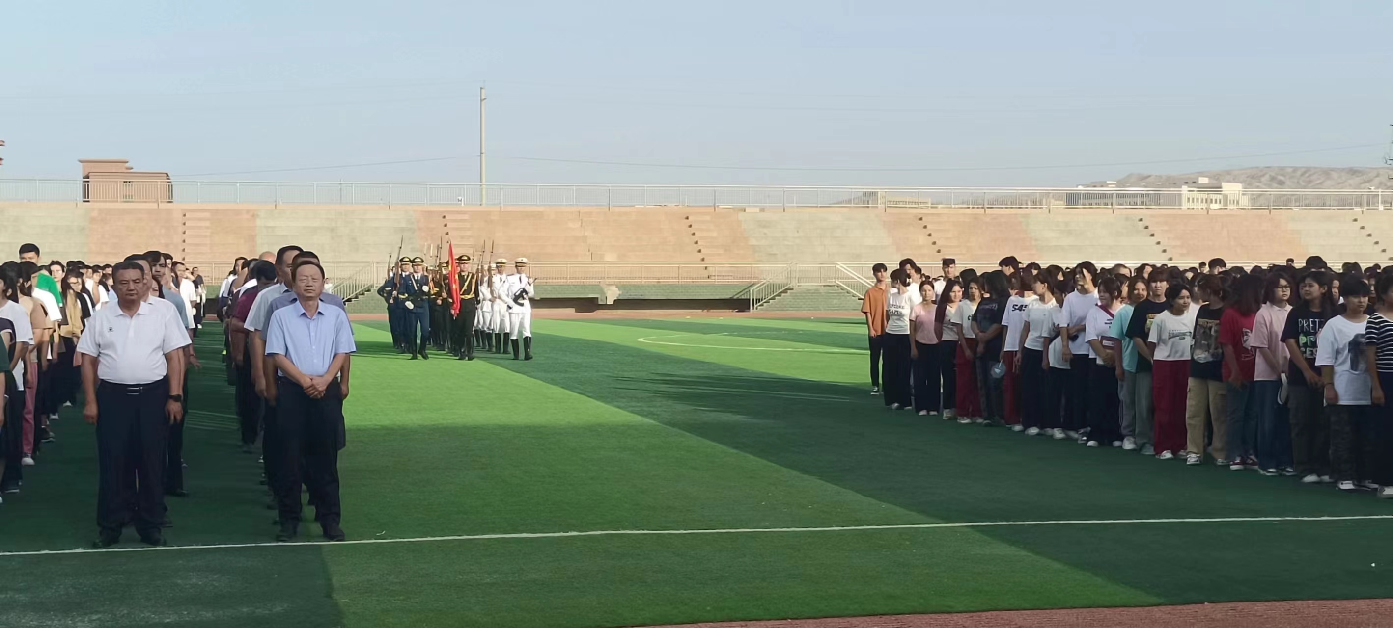 吐鲁番职业技术学院举行新学期升国旗仪式暨新生军训动员大会